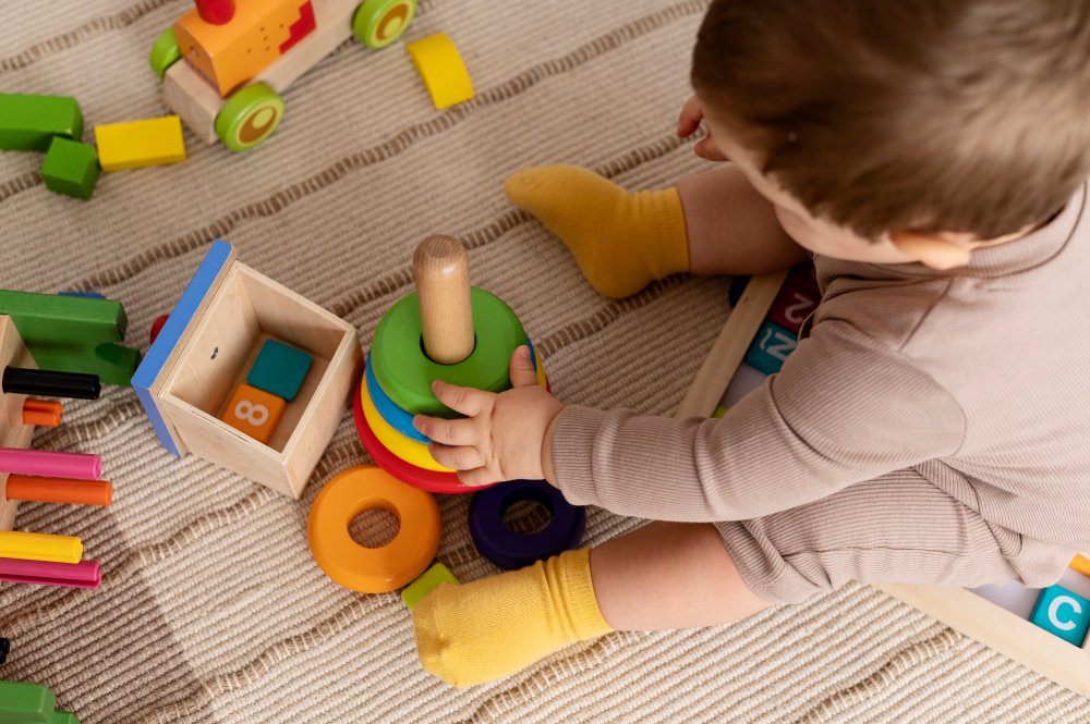 Jouet d’éveil bébé adapté à son âge avec hochet, livre en tissu et cubes